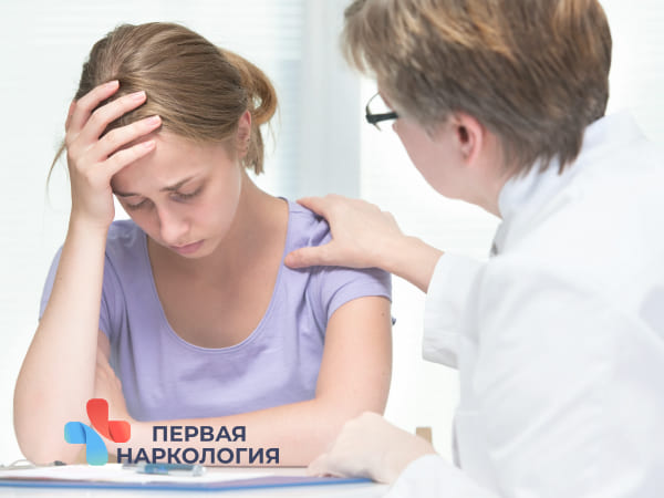 Врач помогает пациенту