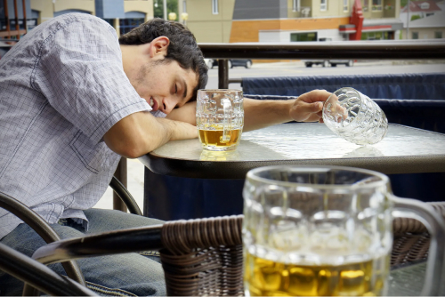 Мужчина спит за столом